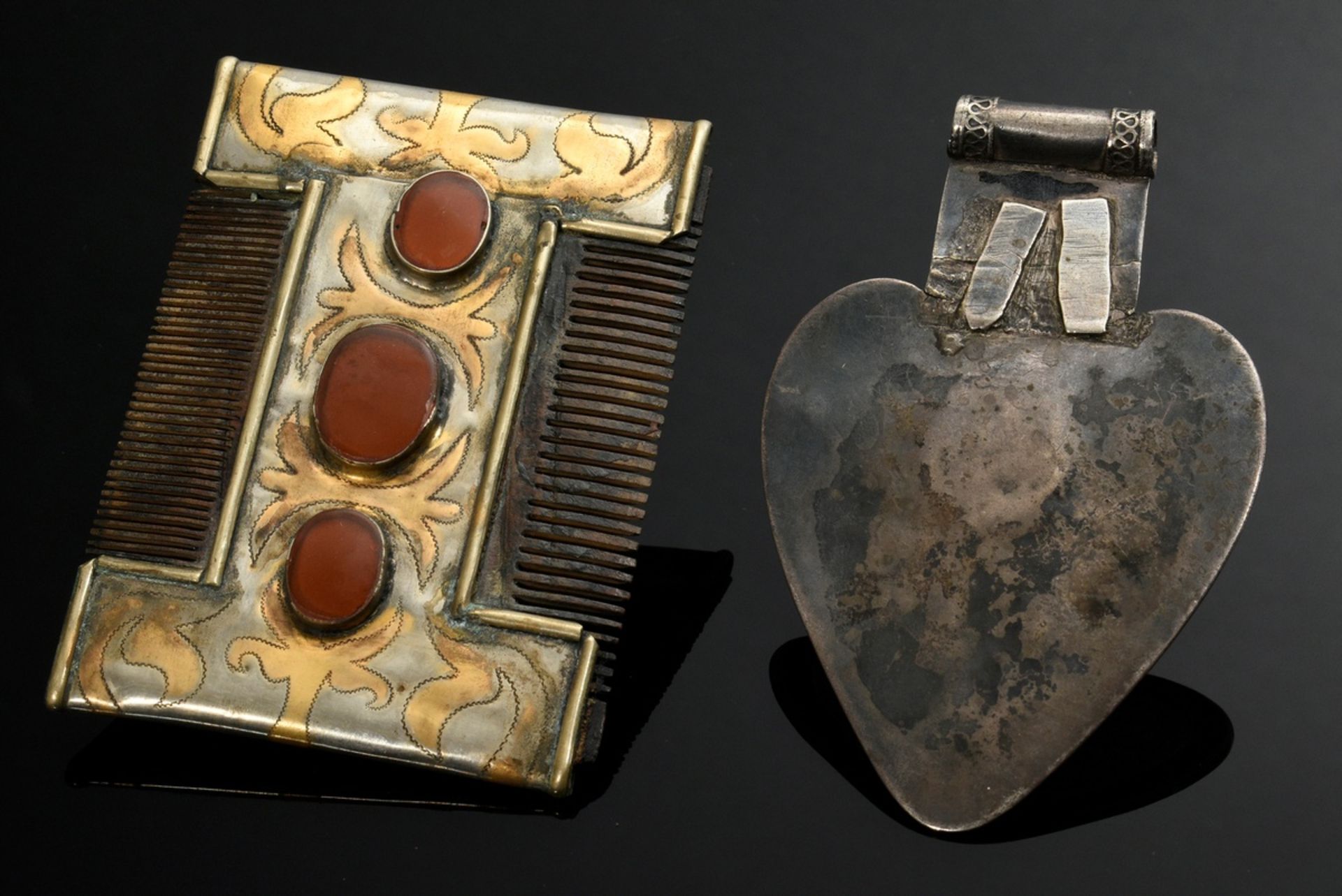 2 Pieces Tekke Turkmen comb and "Asyk" pendant, vegetal fire-gilt silver with carnelian, glass plat - Image 4 of 4