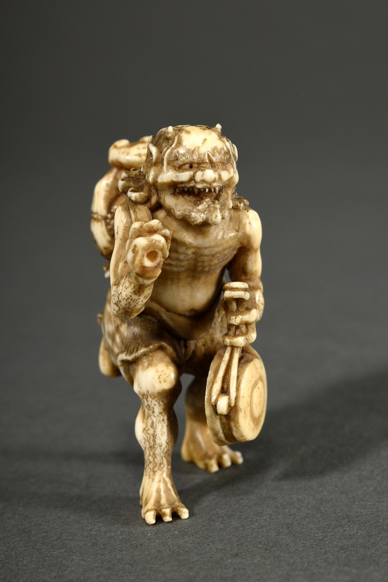 Very fine ivory netsuke "Oni with mokogyo slit drum, waniguchi gong and nyoi sceptre", sign. Tomoma - Image 2 of 7