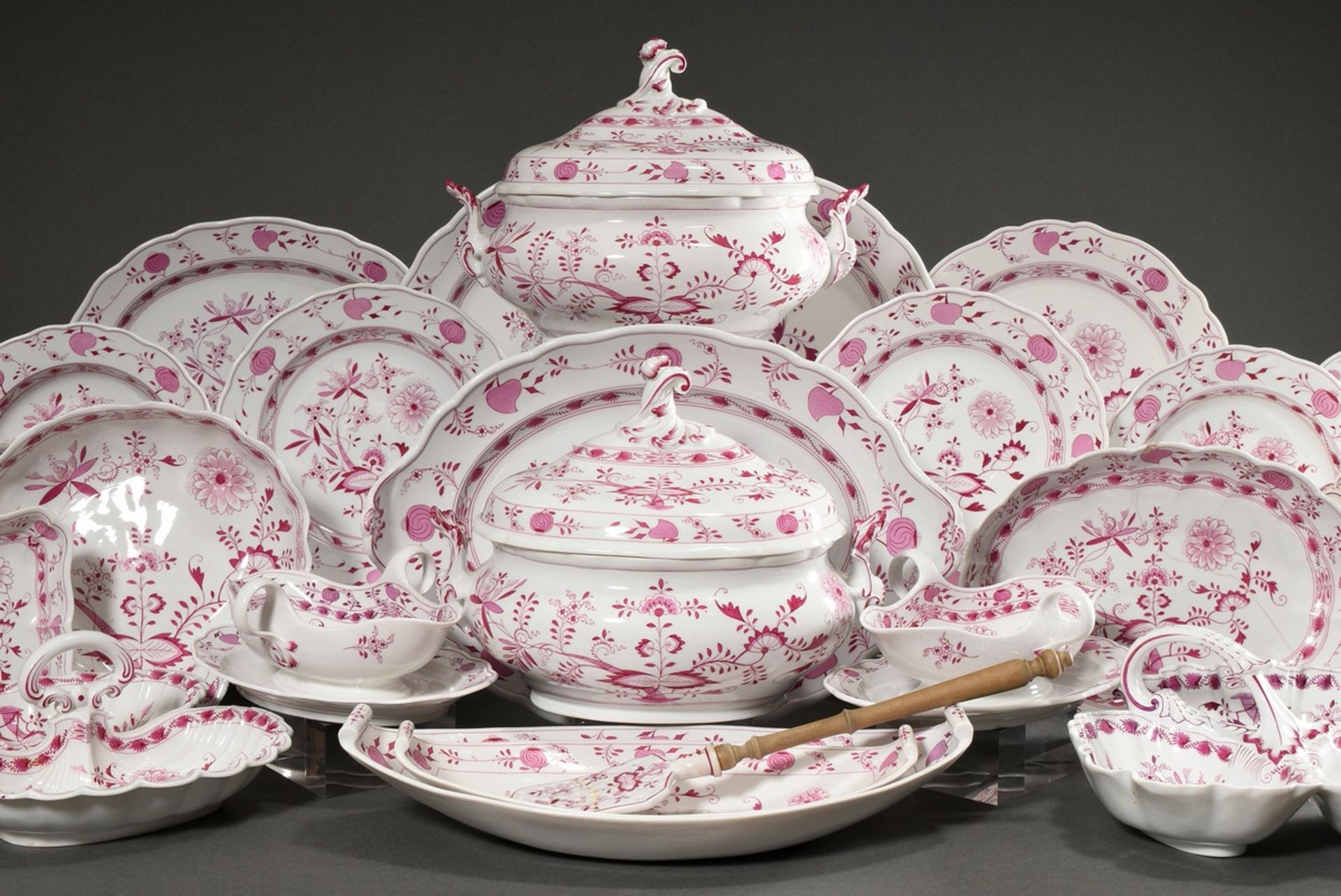 65 Pieces rare Meissen dinner service "Zwiebelmuster Pink", custom made around 1900, consisting of: - Image 3 of 27