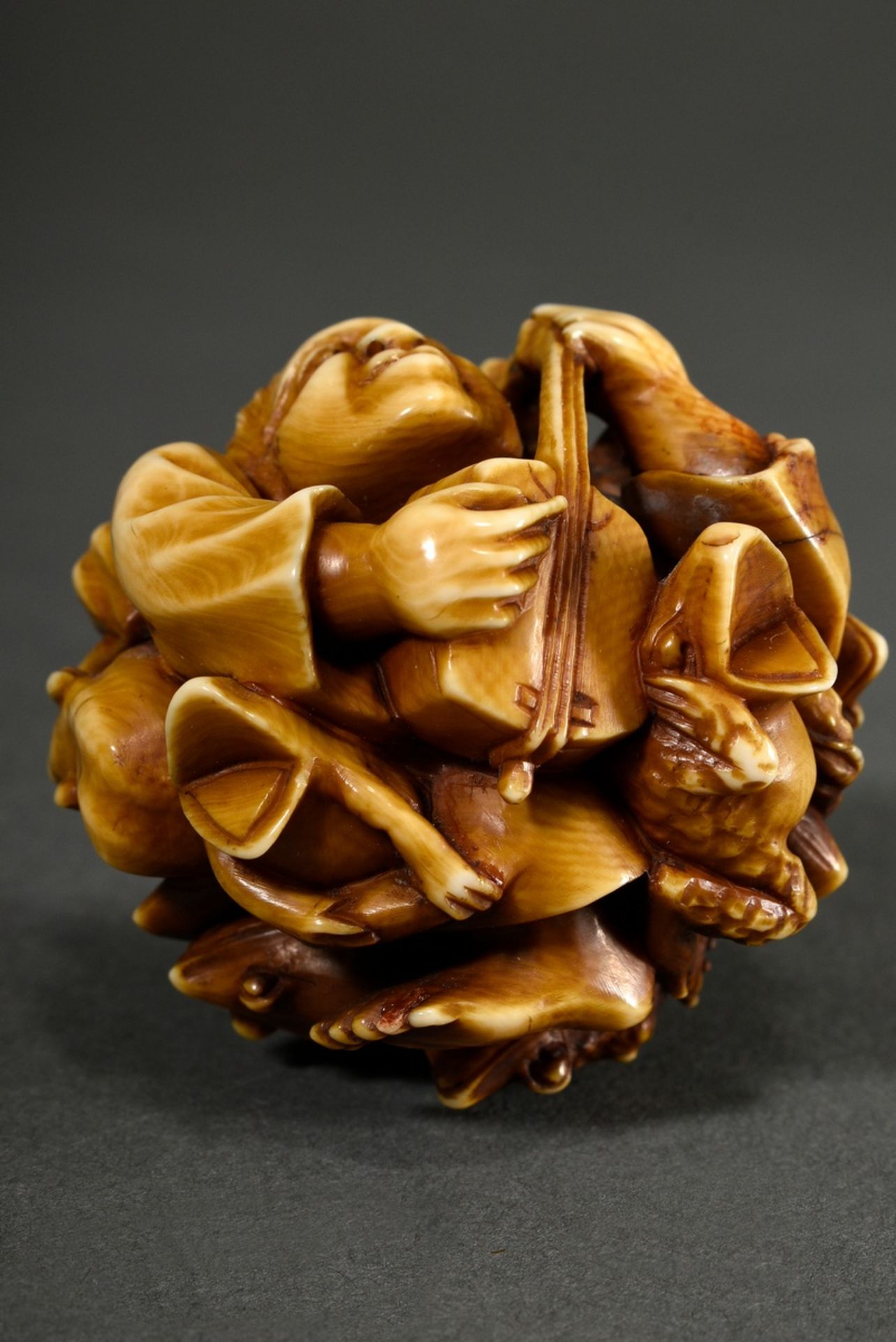 Ivory okimono in ball shape ‘Shamisen player with toads’, patinated, Japan Meiji period, around 190 - Image 5 of 7