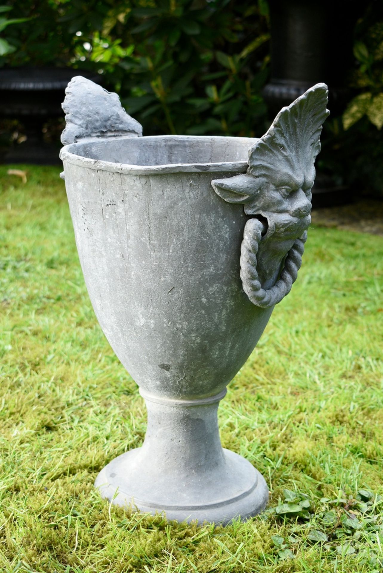 Dekorative Zink Gartenamphore mit Maskenhenkeln, H. 70cm, Ø 29cm