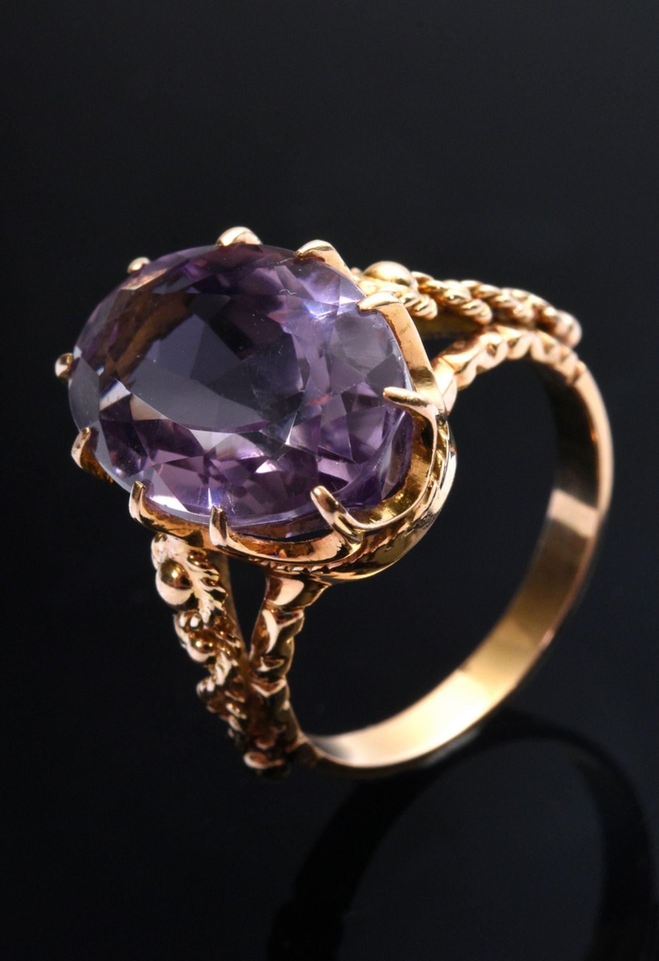 Yellow gold 800 ring with faceted light amethyst (approx. 5.8ct) in granulated setting, Portugal, 5