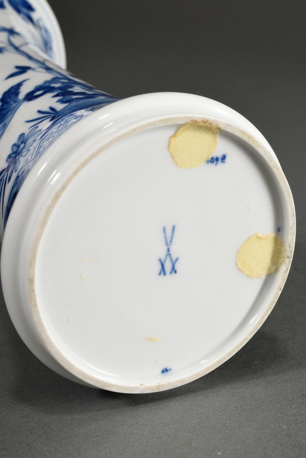Meissen stick vase with blue painting decoration, 2nd half 20th c., h. 25,5cm, 2 grinding marks - Image 4 of 4
