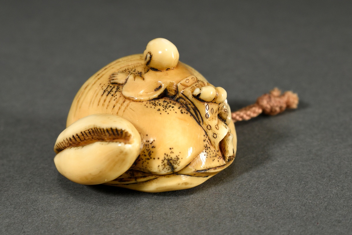 Ivory netsuke "Man on shell with moving crab", sign. Ryomin 凌民, mid-19th century, 2.5x4x3.3cm, rest - Image 3 of 7