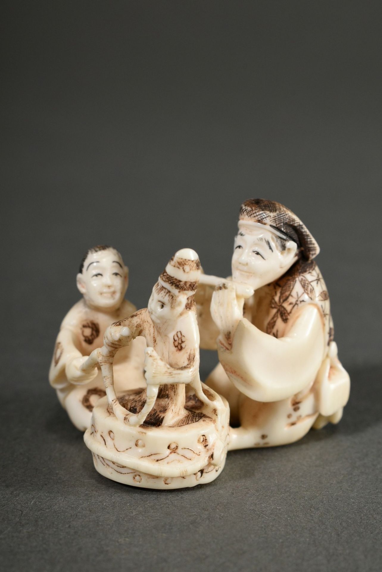 2 Diverse Elfenbein Netsuke und Schnitzerei: "Schauspieler mit Wendekopf und Kalebasse" (sign. Shôz - Bild 3 aus 13