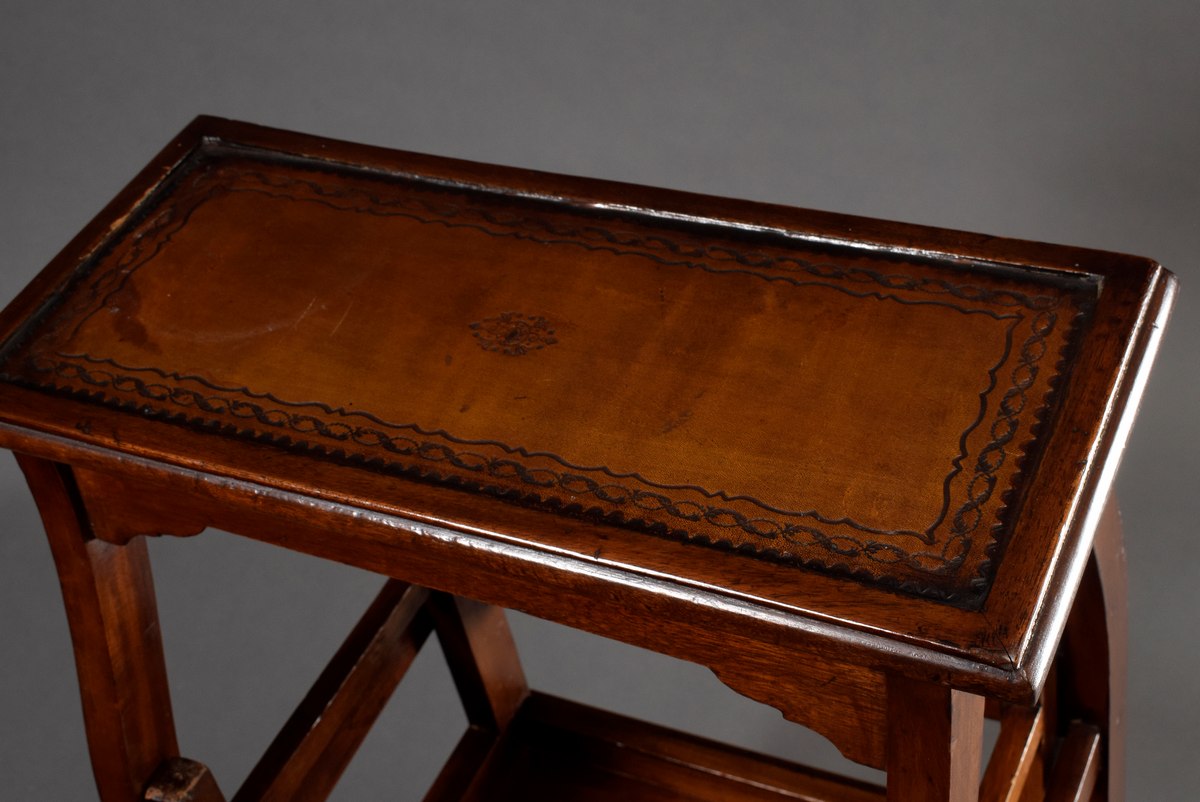 High mahogany library step with punched leather inlays, foldable, England end of 19th century, 82x4 - Image 4 of 4