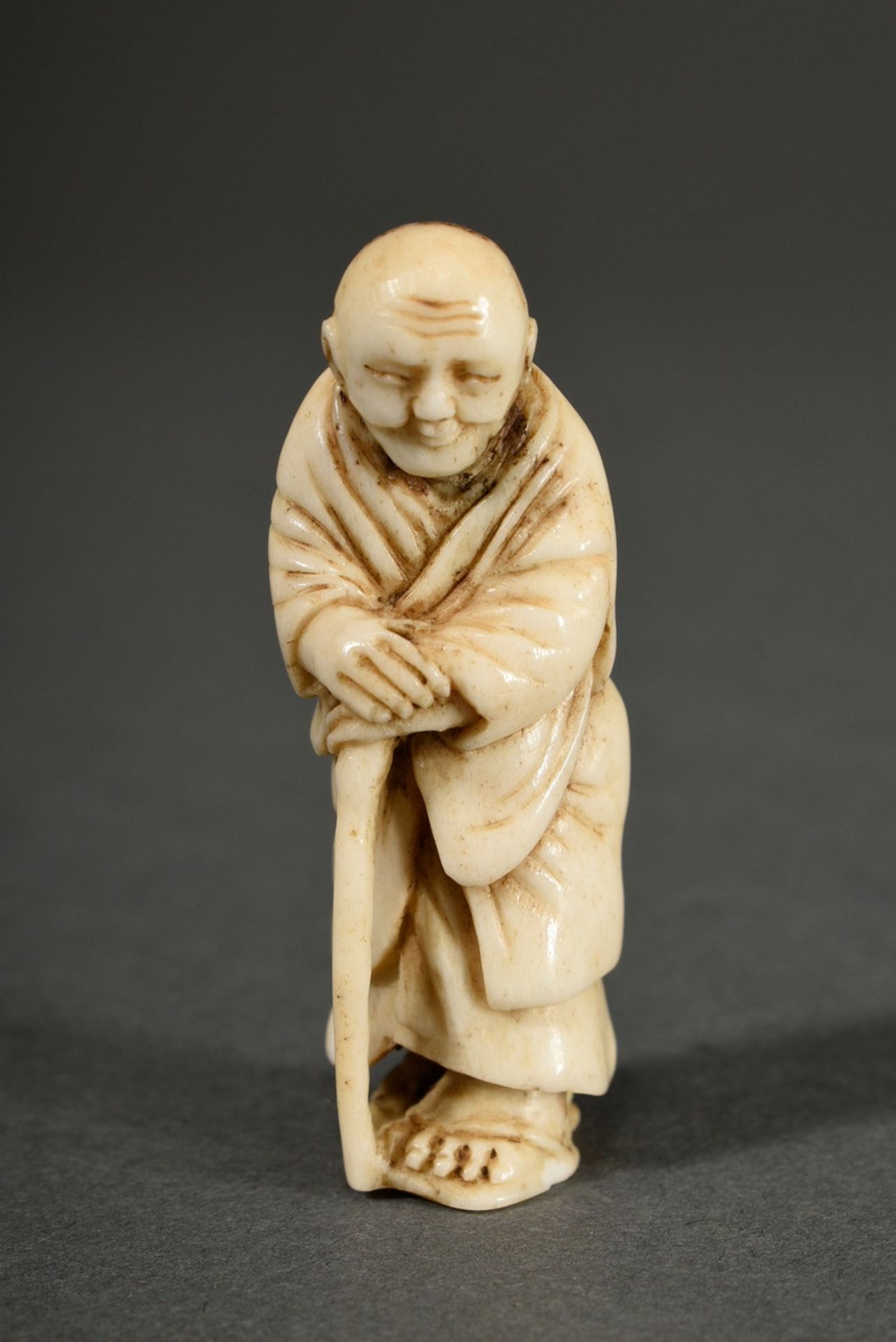 2 Various animal tooth netsuke: ‘Blind man with stick’ (h. 4.8cm) and ‘Sitting man with clam’ (h. 3 - Image 2 of 9