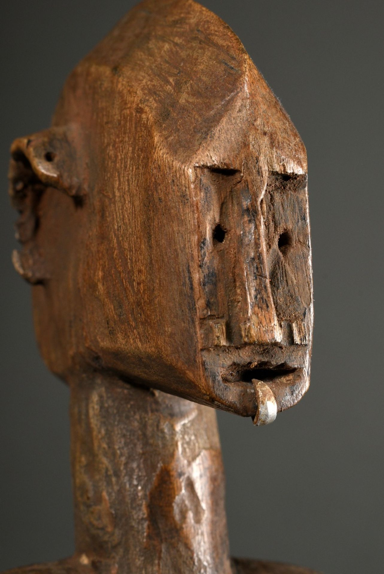 Figur der nördlichen Bamana/ Bambara, West Afrika/ Mali 1. Hälfte 20.Jh., Holz, in beiden Ohren alt - Bild 7 aus 11