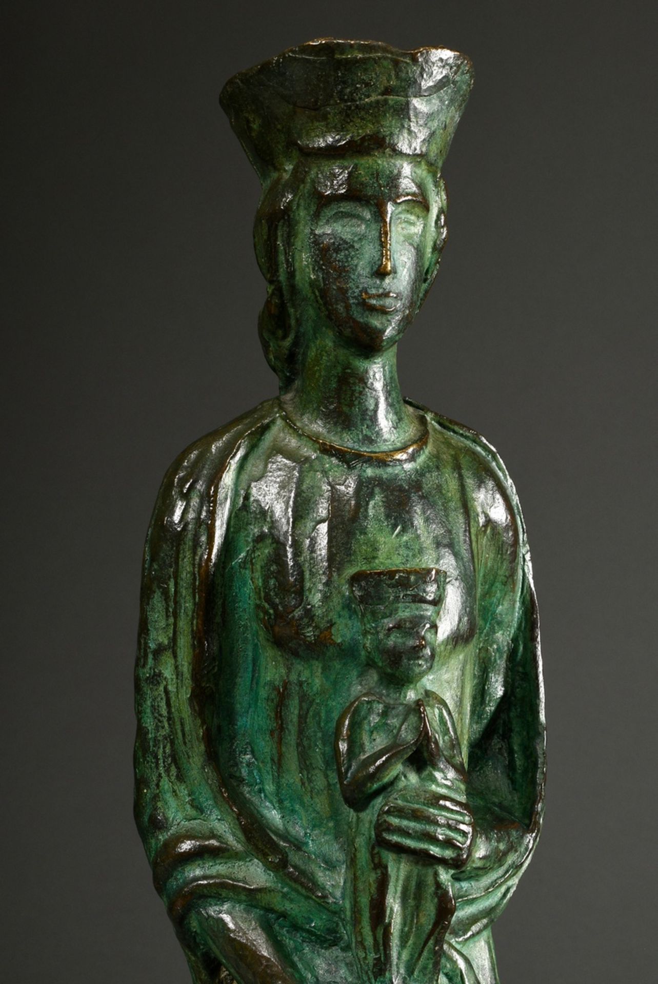 Heiligenfigur "Muttergottes mit Kind", Bronze grün patiniert, Sockel sign. Barnes (?), 20.Jh., H. 4 - Bild 2 aus 7
