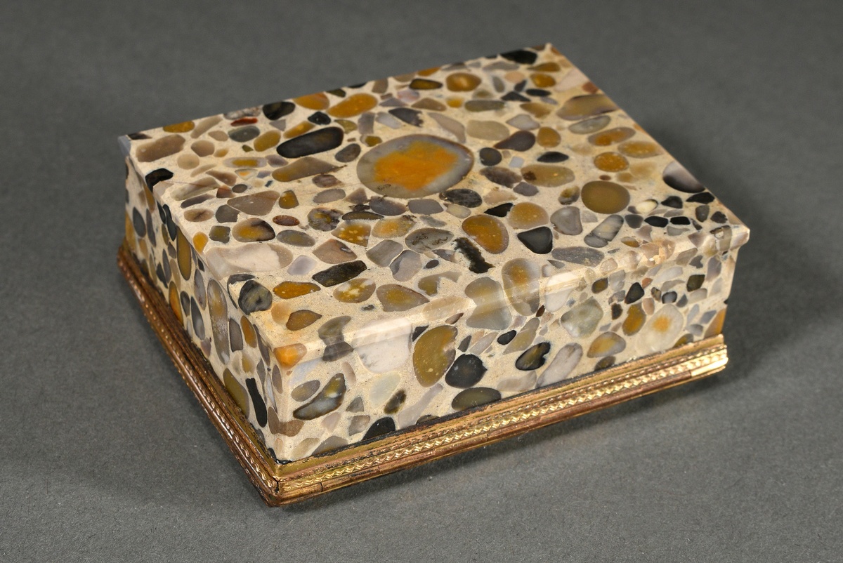 Rectangular puddingstone tabatiere with chiselled doublé mounting, approx. 1780/1800, 3.2x8.1x6.4cm - Image 2 of 4