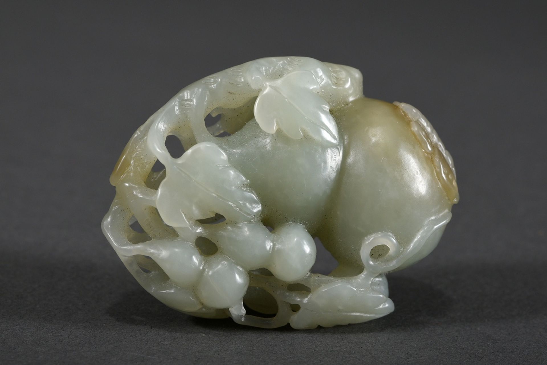Bright jade toggle "Hulu gourds and butterfly", China, 6x4.2x1.8cm - Image 3 of 5
