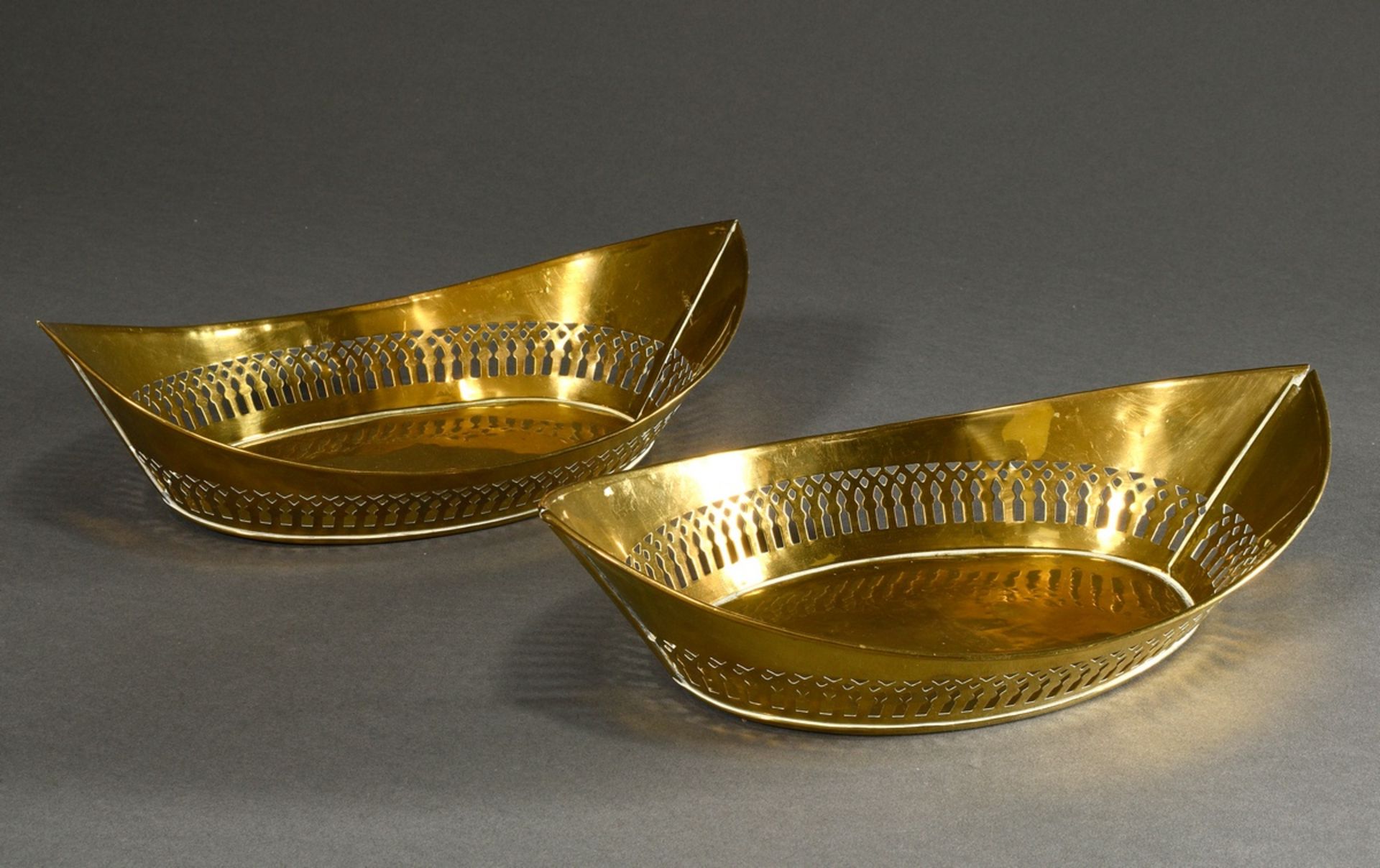 Pair of brass bread baskets in the shape of boats with classic lattice openings, 19th century, 31.5 - Image 3 of 3
