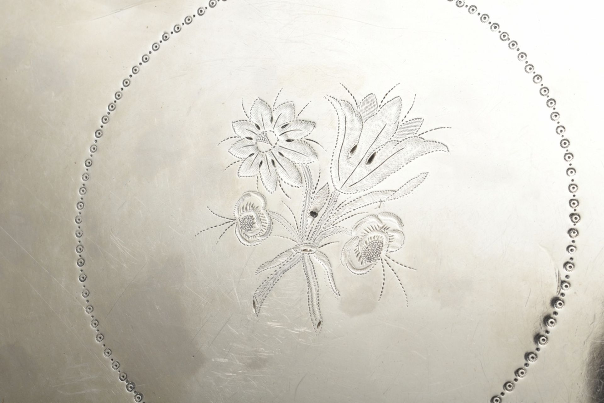 Rundes Tablett in Empire Façon mit floral graviertem Spiegel "Blumenstrauß und -ranken" sowie sechs - Bild 3 aus 5
