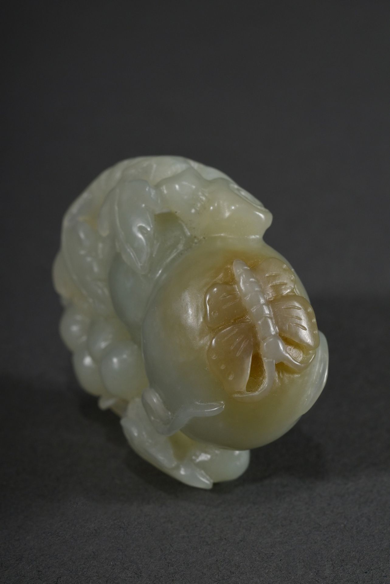 Bright jade toggle "Hulu gourds and butterfly", China, 6x4.2x1.8cm - Image 4 of 5