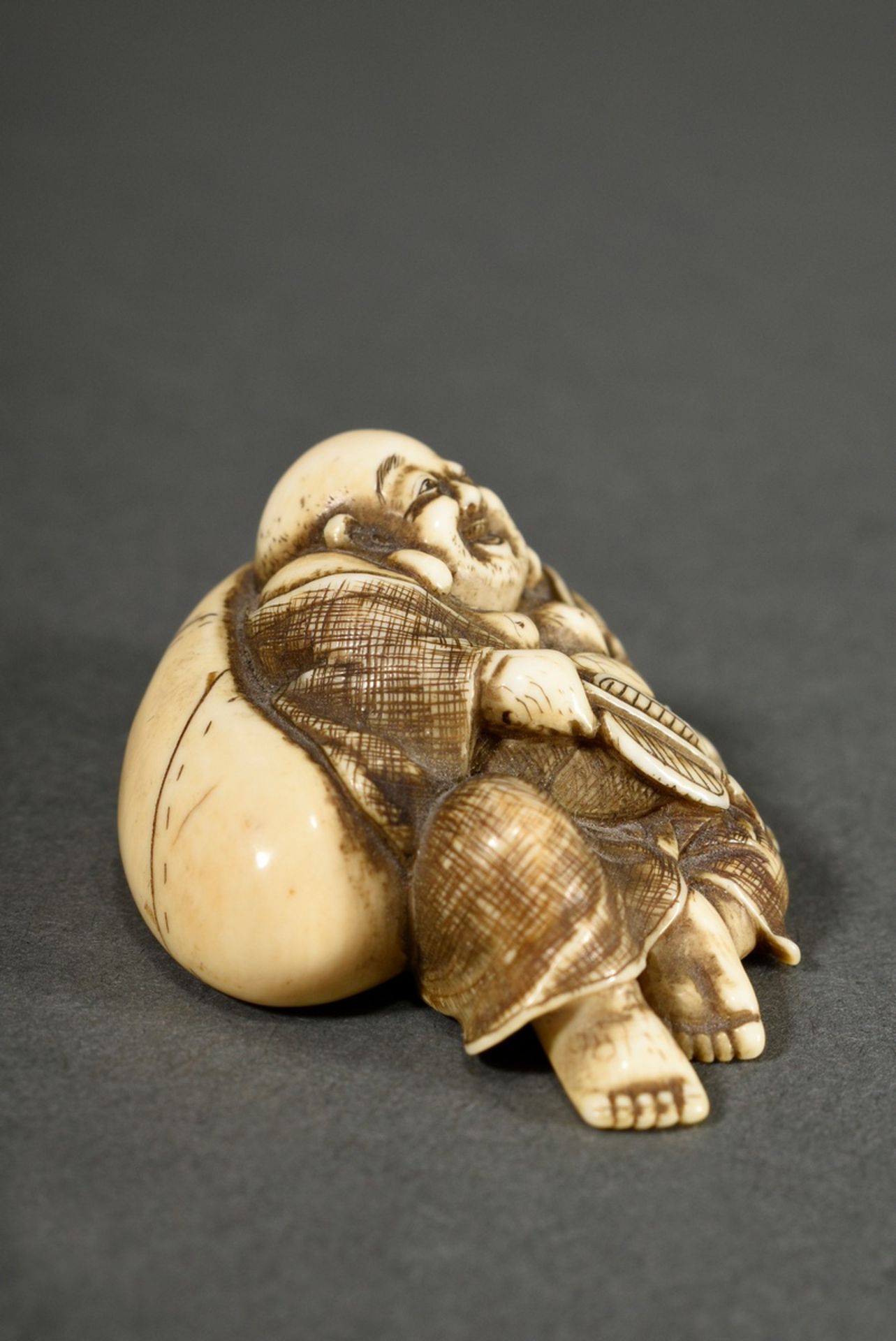 Elfenbein Netsuke "Daikoku mit Sack und Fächer", sign. Masahiro 正廣, Japan, Meiji Periode, um 1900, - Bild 3 aus 6