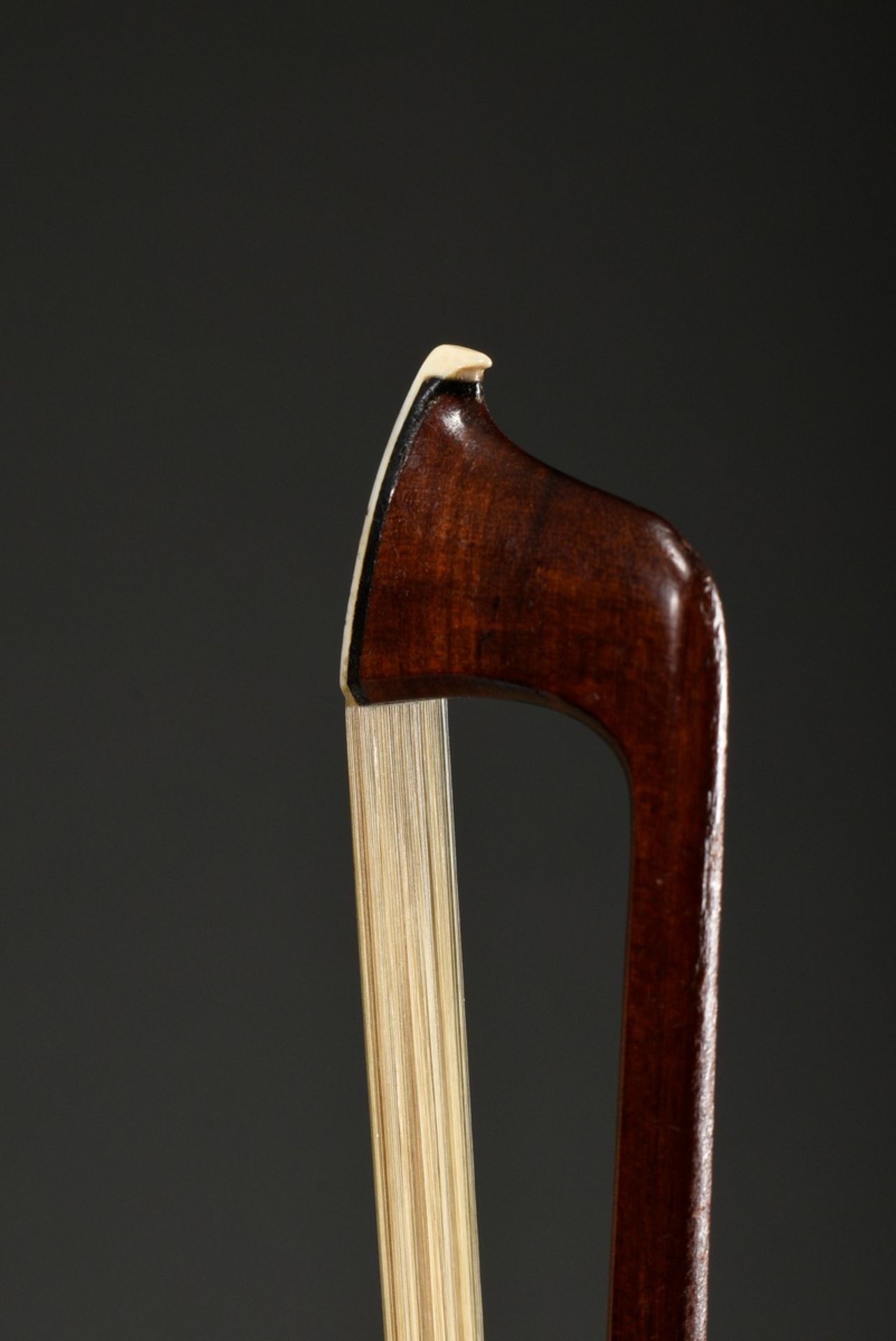 Meister Geigen Bogen, Sachsen 20. Jh., wohl Pfretzschner, oktogonale Fernambuk Stange, Silber Monti - Bild 7 aus 9