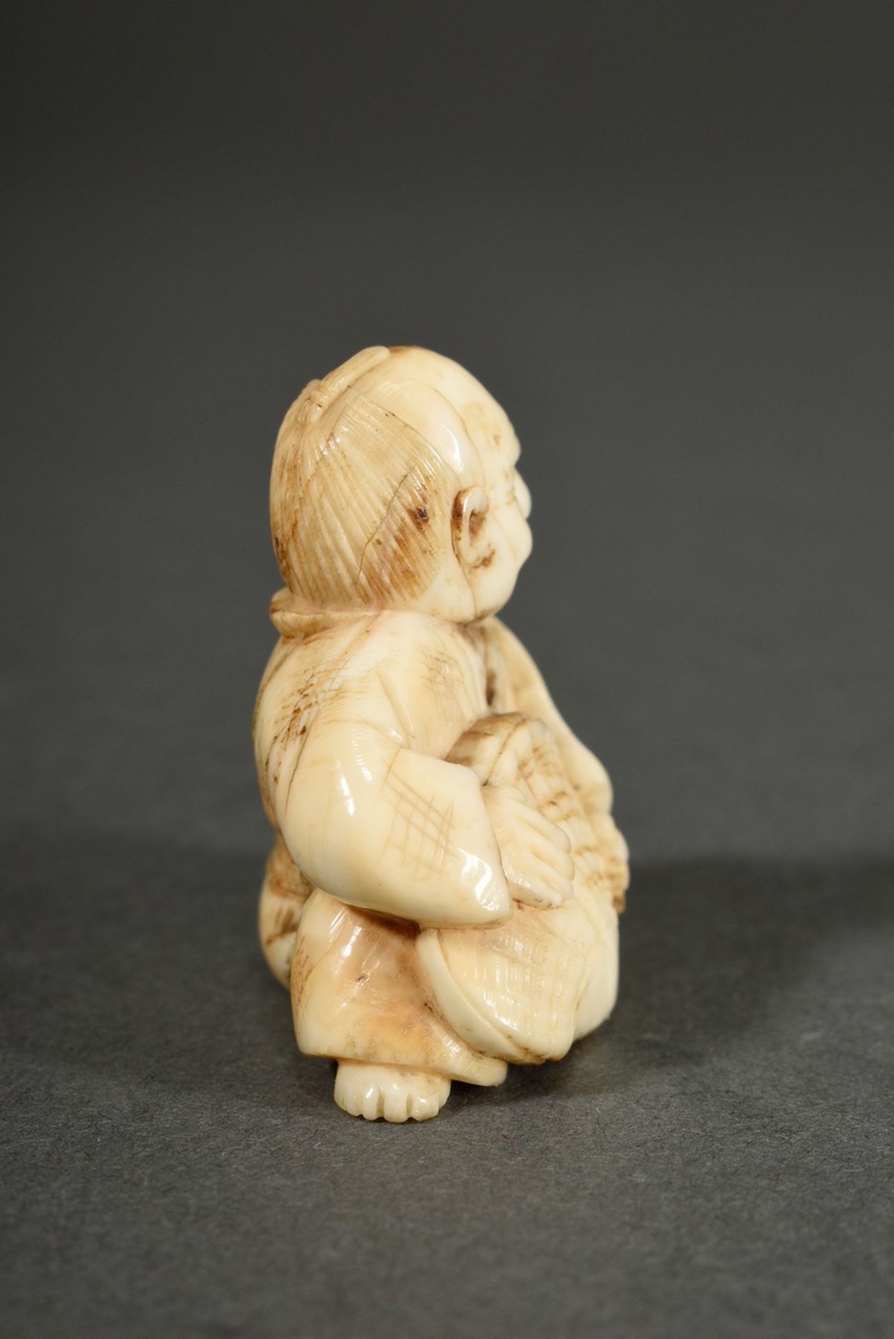 2 Various animal tooth netsuke: ‘Blind man with stick’ (h. 4.8cm) and ‘Sitting man with clam’ (h. 3 - Image 8 of 9