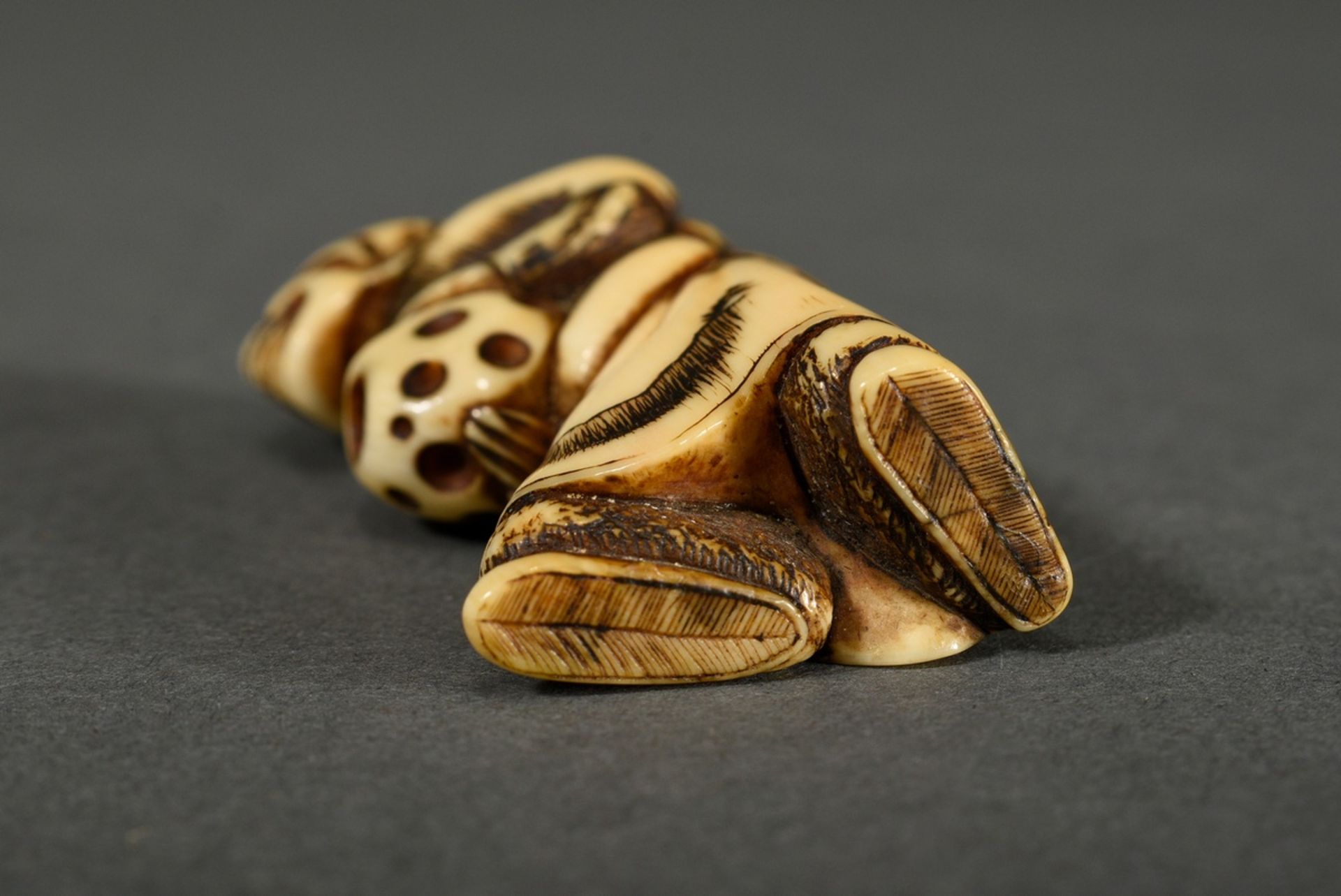 Ivory netsuke "Standing man with miracle ball", approx. 1900, beautiful patina, h. 5.5cm, crack, pe - Image 4 of 5