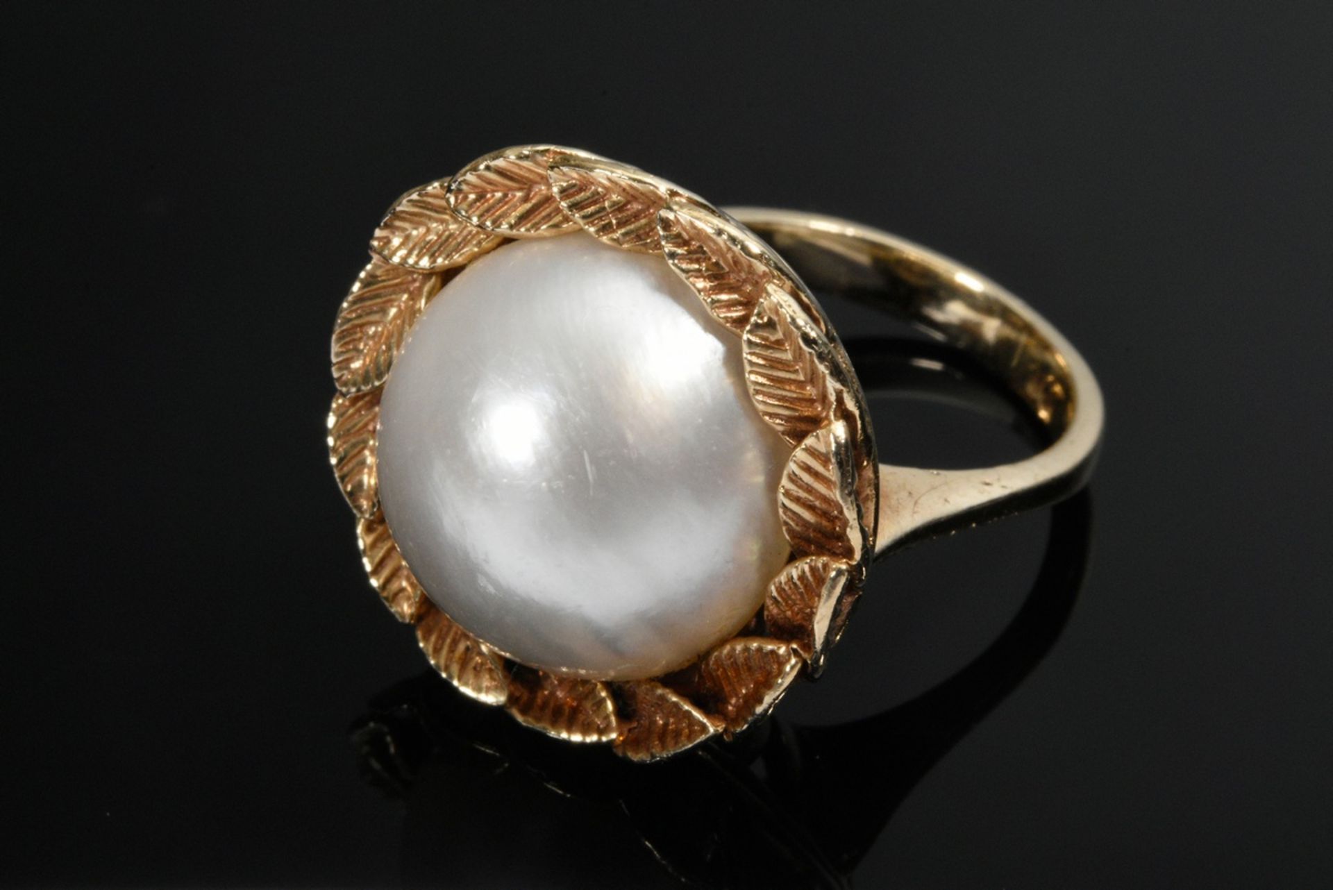 Classic handcrafted yellow gold 585 ring with mabé pearl (Ø 15mm) in a leaf ring, 11g, size 52 - Image 2 of 3