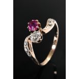 Rotgold 585 Toi et Moi Ring mit synthetischem Rubin und Altschliff Diamanten (zus. ca. 0.40ct/VSI-P