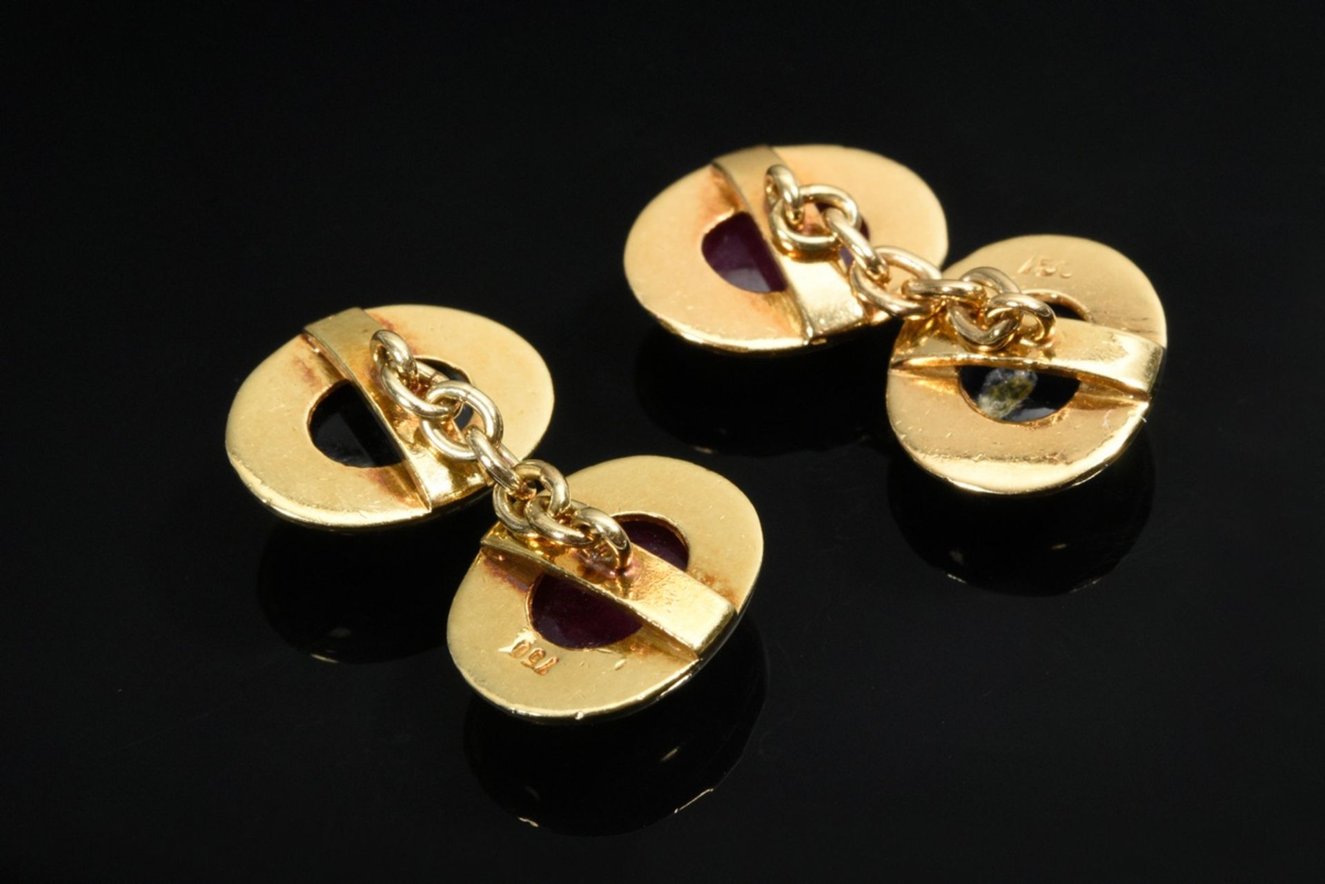 Classic pair of yellow gold 750 cufflinks with chain links and ruby and sapphire cabochons, goldsmi - Image 2 of 2