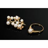 2 Pieces of yellow gold 585 cultured pearl jewelry: floral needle (3x2.4cm) and ring (size 56), tot