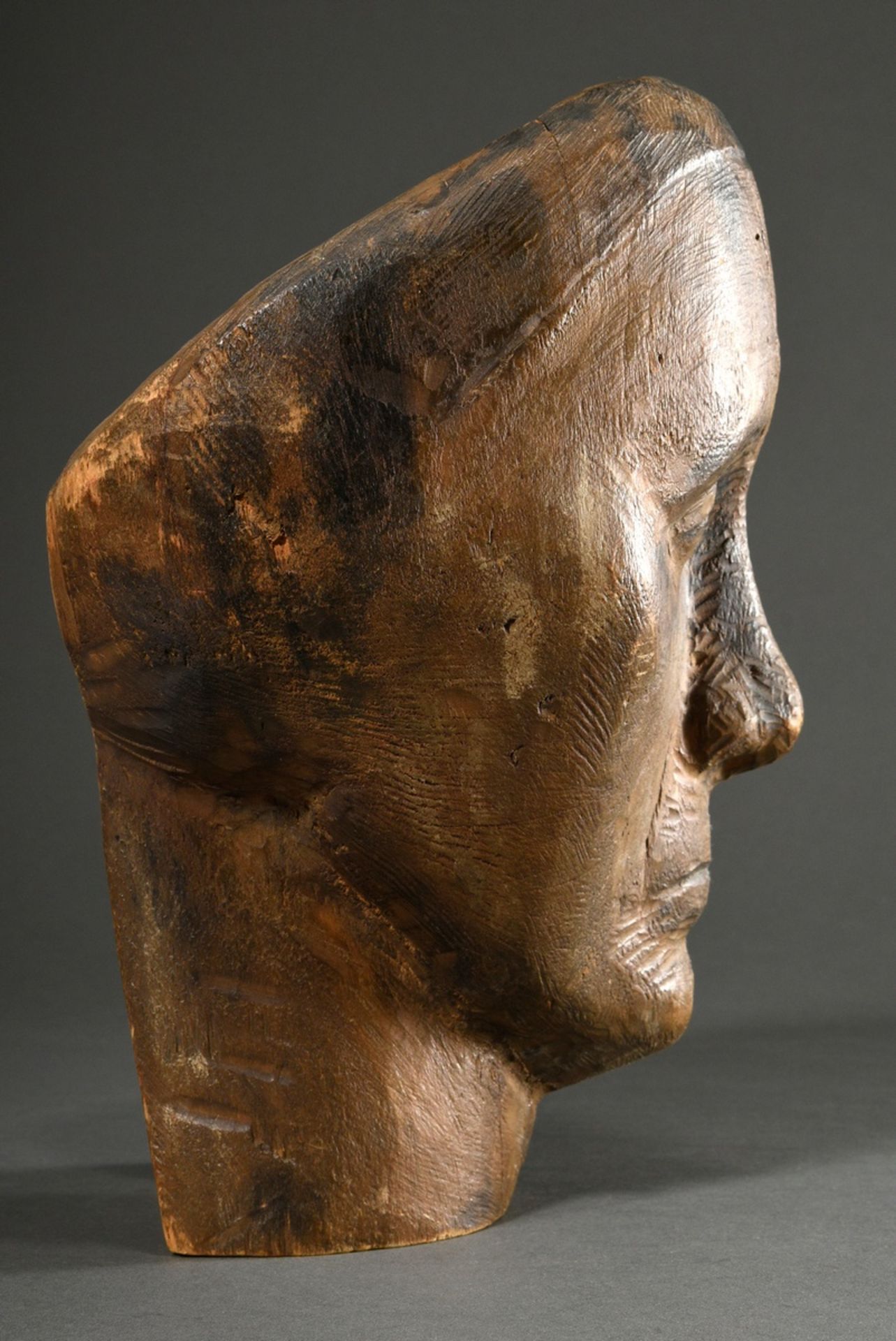Large carved head "Old woman", wood with remnants of coloured paint, around 1920, 28x20x18cm, sligh - Image 6 of 7