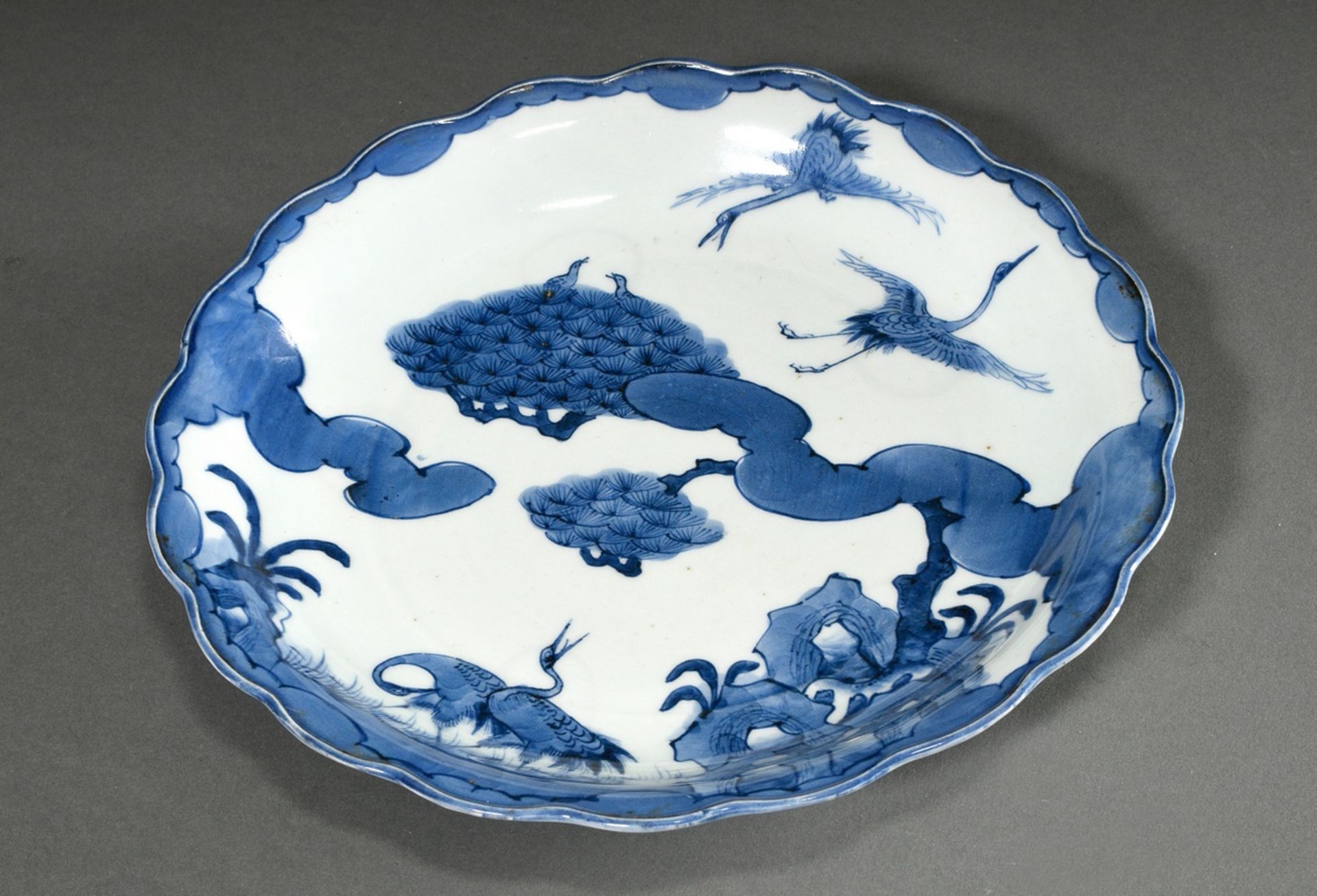 Arita bowl with wavy rim and format-filling blue painting "Cranes and Pines", Japan 19th century, Ø - Image 2 of 5