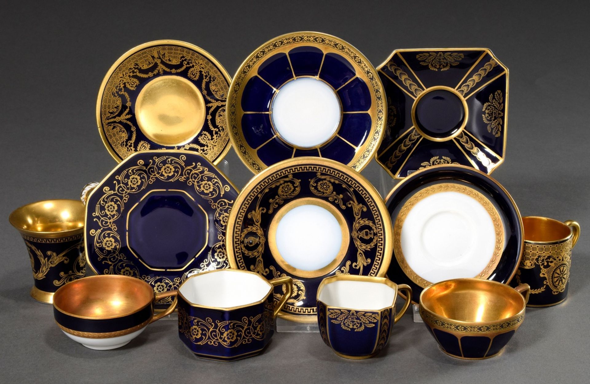 6 Diverse Mokkatassen/UT mit unterschiedlichen klassizistischen Golddekoren auf kobaltblauem Fond, 