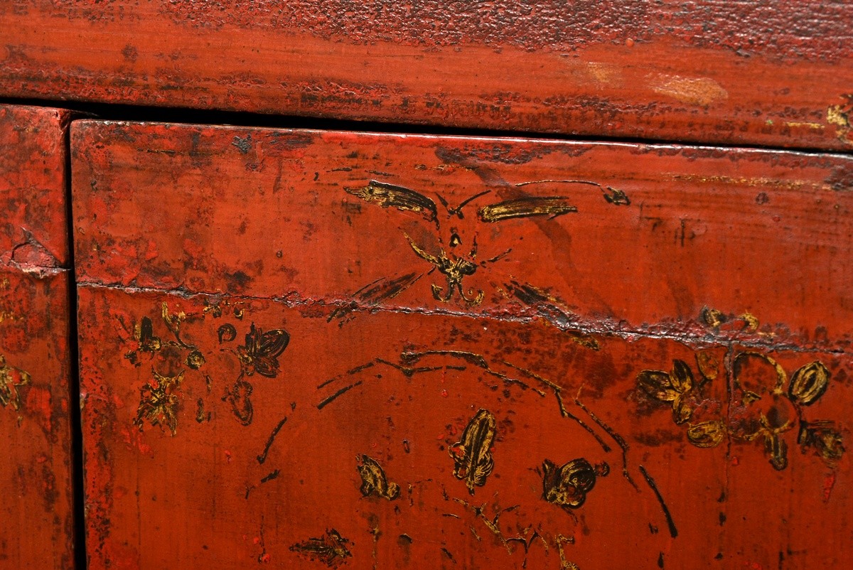 Kleiner chinesischer Konsolschrank mit Doppeltür auf eckigen Beinen, Rotlack mit floraler Malerei,  - Bild 5 aus 9