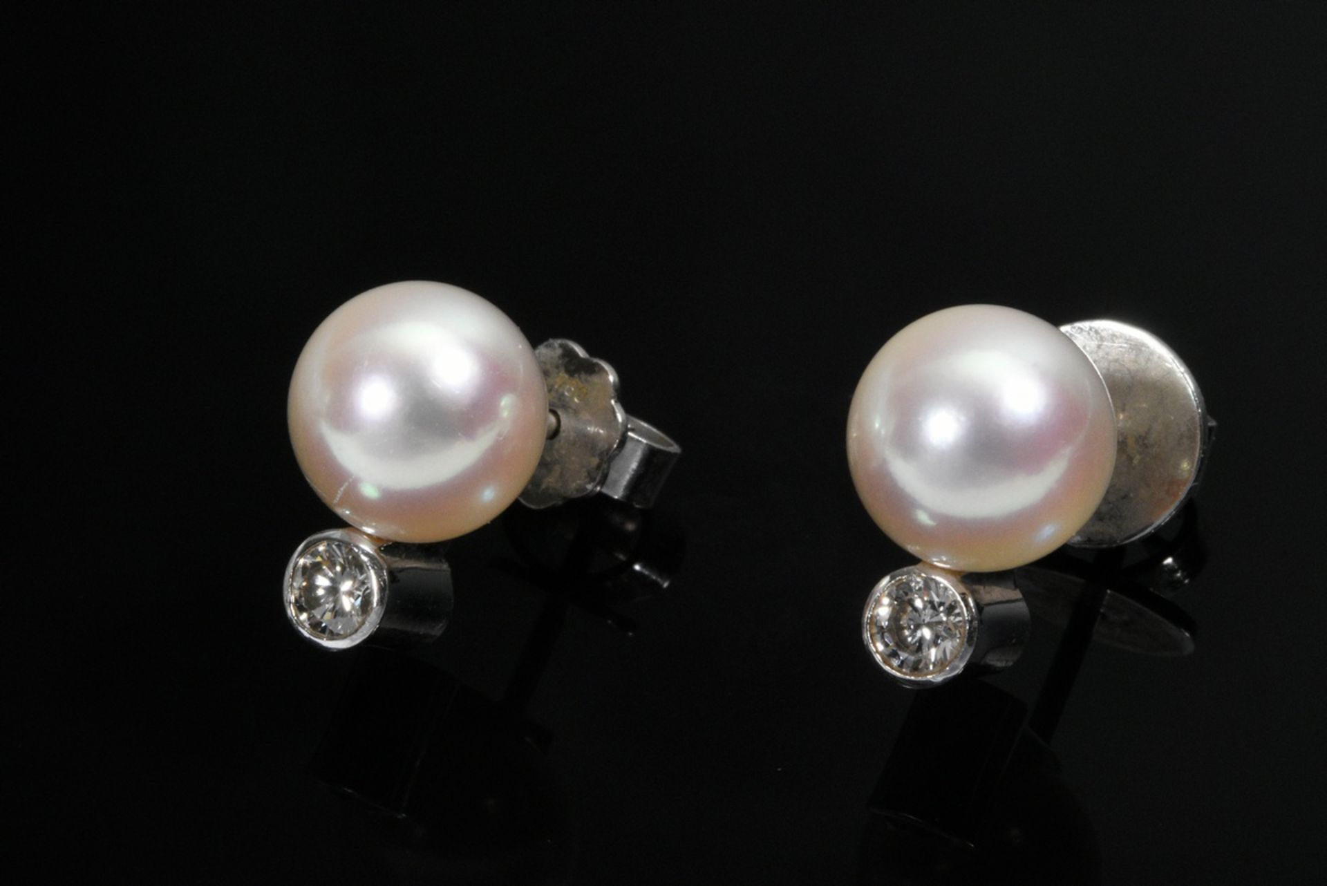 Pair of 750 white gold stud earrings with cultured pearls (Ø 8.5mm) and brilliant-cut diamonds (app