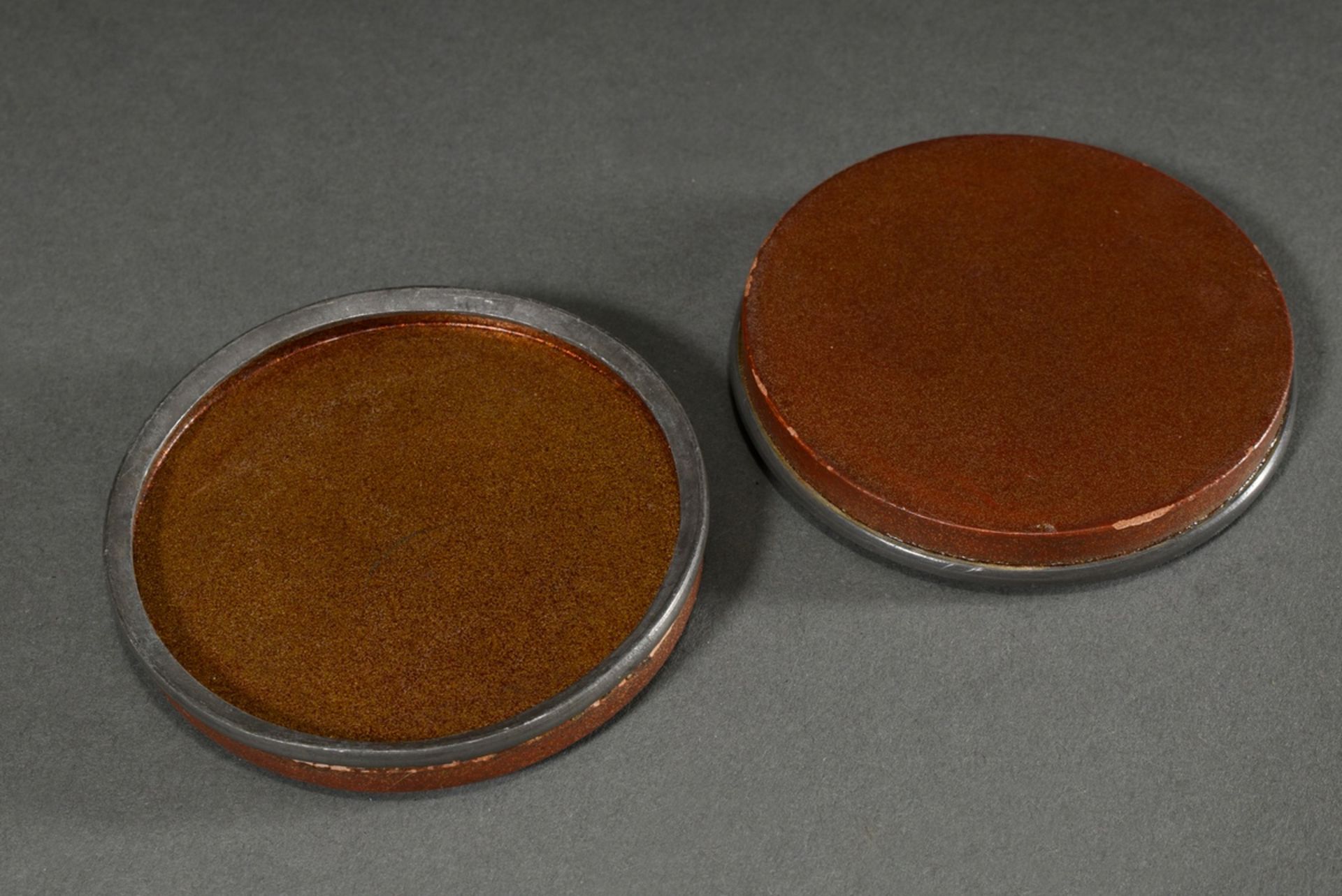 Round urushi lacquer box on lead body with semi-plastic decoration on the lid "Utensils for the tea - Image 3 of 3