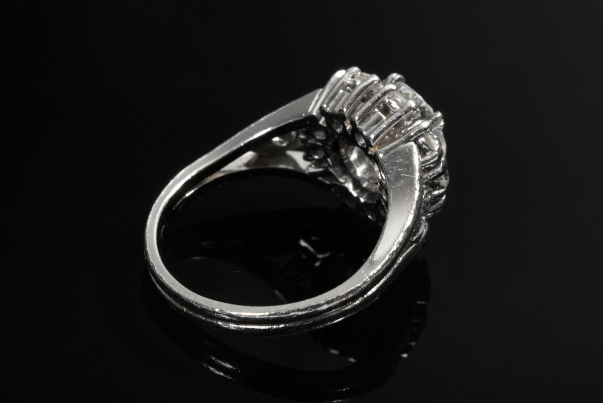 Weißgold 750 Entourage Ring mit Diamant Solitär (ca. 1.50ct, P1/W-TCR) in Diamantlunette (zus. ca.  - Bild 4 aus 4