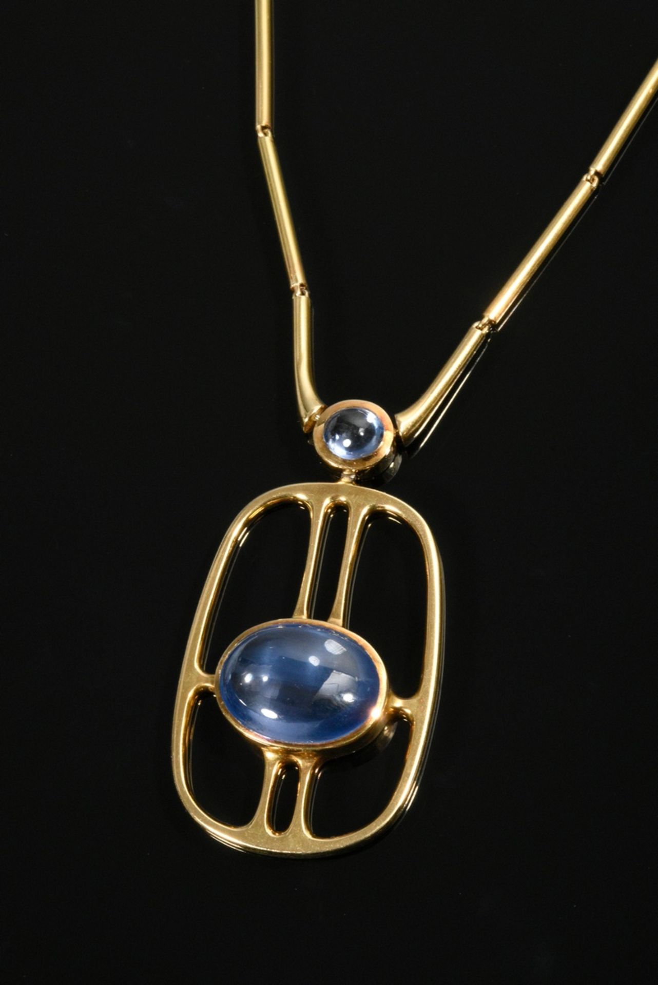 Exceptional modern yellow gold 750 bar necklace with 3 sapphire cabochons (approx. 0.85, 3.36 and 2