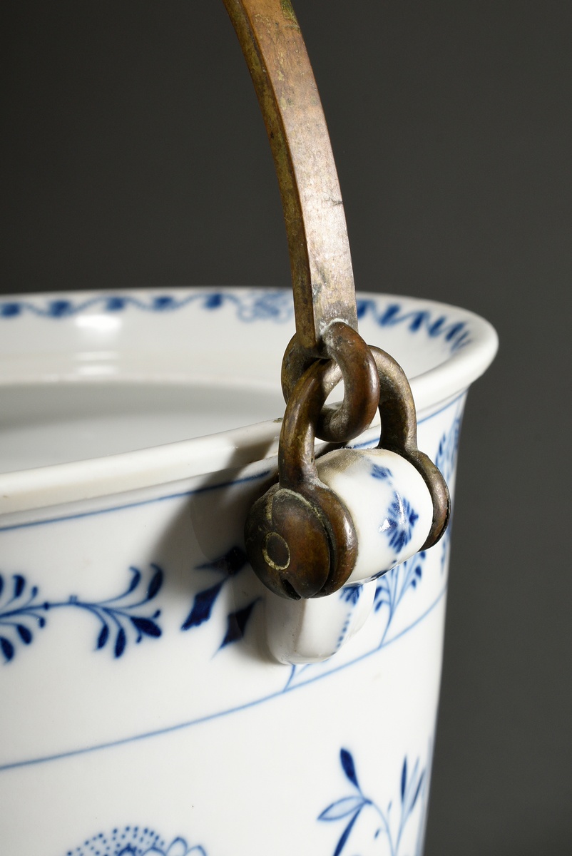 Large Meissen water bucket "Onion pattern" with brass handle and wooden handle, model no.: G192, bo - Image 3 of 8