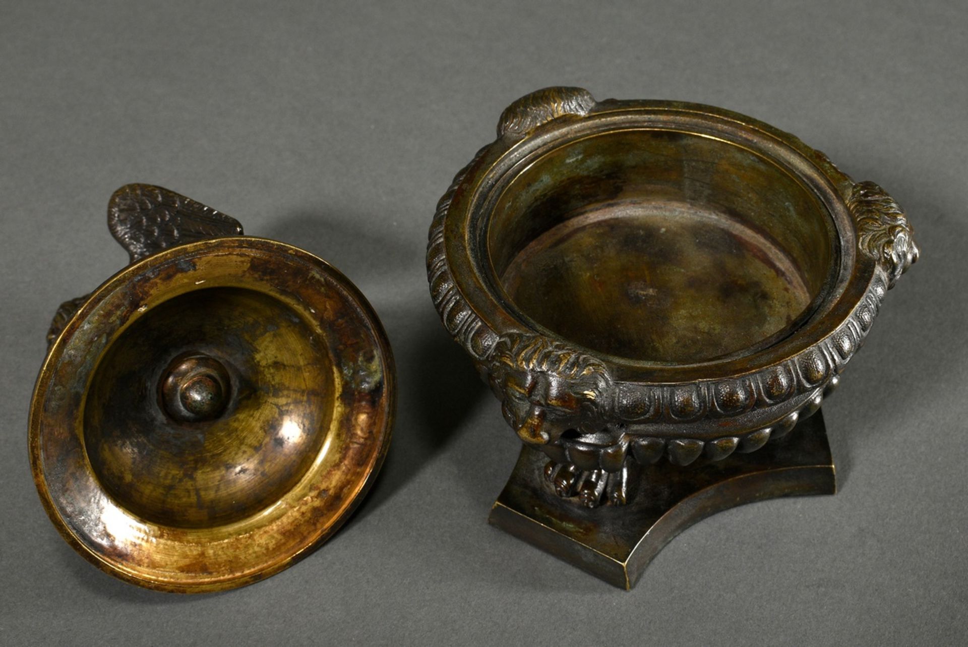 Bronze inkwell after a Renaissance model, fluted bowl with dog heads and lid with sculptural armour - Image 3 of 7