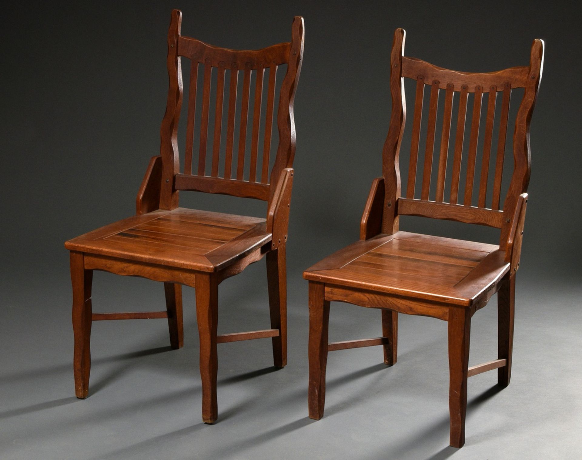 Paar expressionistische Stühle mit geschwungenen Rückenlehnen und geraden Streben sowie parkettiert