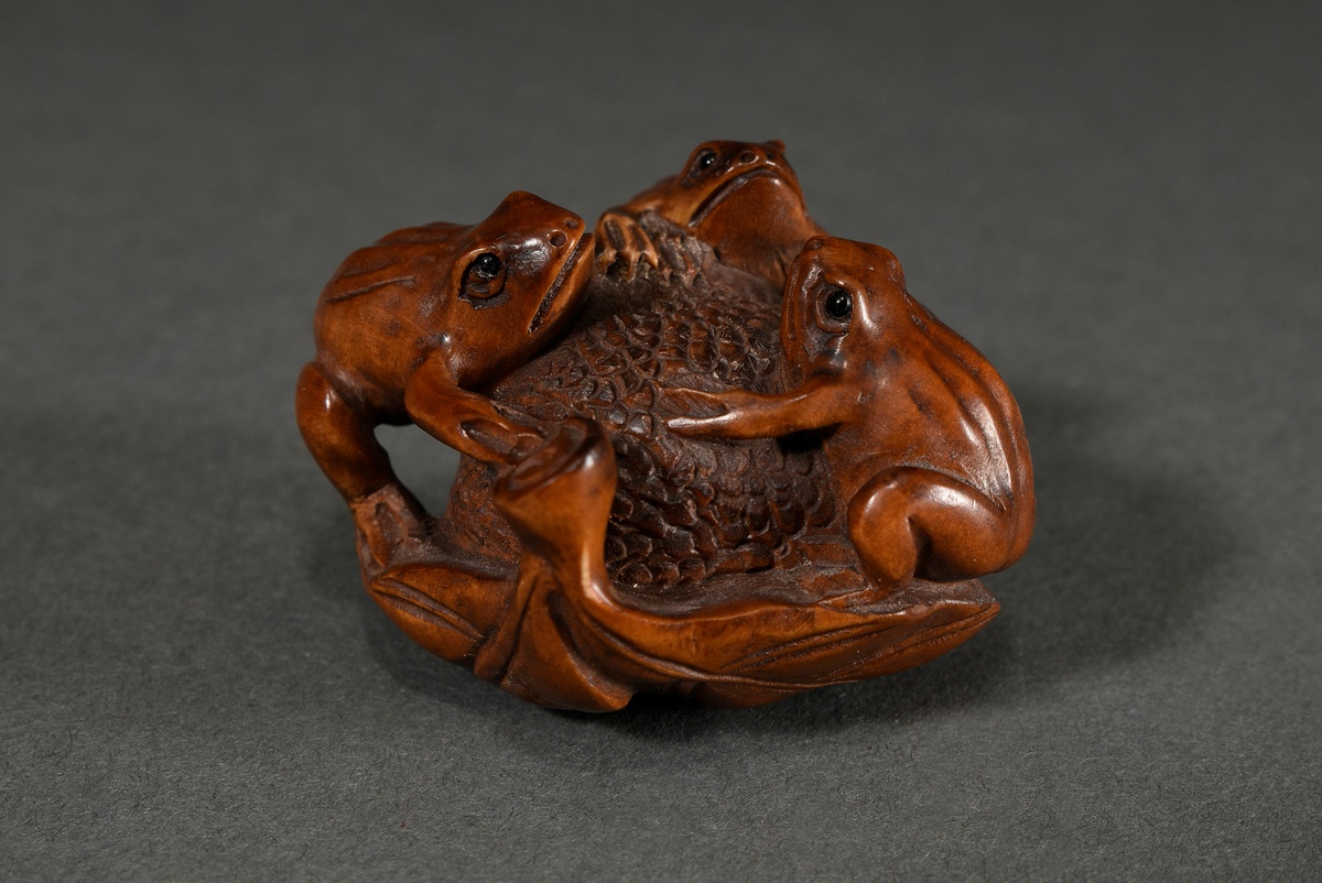 Boxwood netsuke "Three frogs on a berry", inlaid horn eyes, sign. Gyokuseki 玉石 (Davey 436), 20th ce - Image 2 of 6