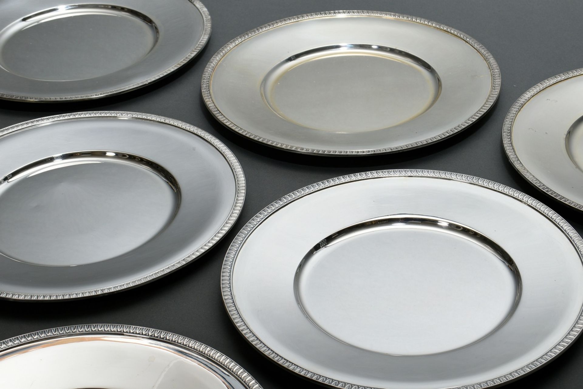 11 Pieces of silverware with classic leaf rim, consisting of: 10 Wilkens place plates (Ø 28cm, silv - Image 2 of 8