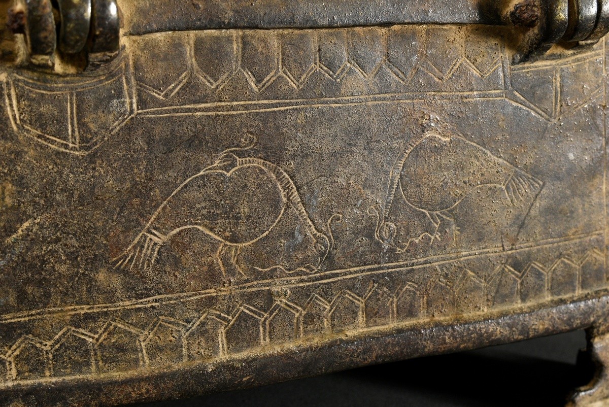 Indo-Persian bronze casket with rectangular body and roof-shaped lid and engravings "tendrils and b - Image 5 of 13