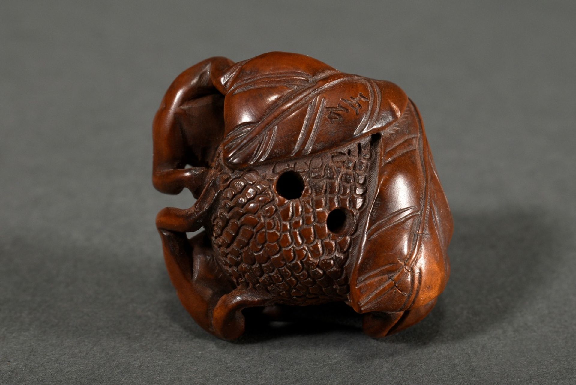 Buchsbaum Netsuke "Drei Frösche auf einer Beere", eingelegte Horn Augen, sign. Gyokuseki 玉石 (Davey  - Bild 3 aus 6