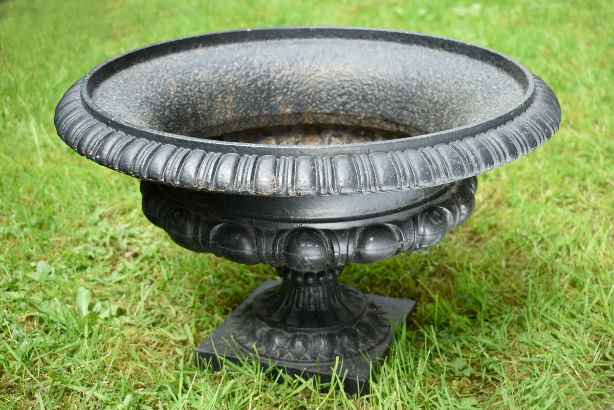 Dark lacquered iron garden vase in classic Façon, h. 36cm, Ø 57cm - Image 5 of 5