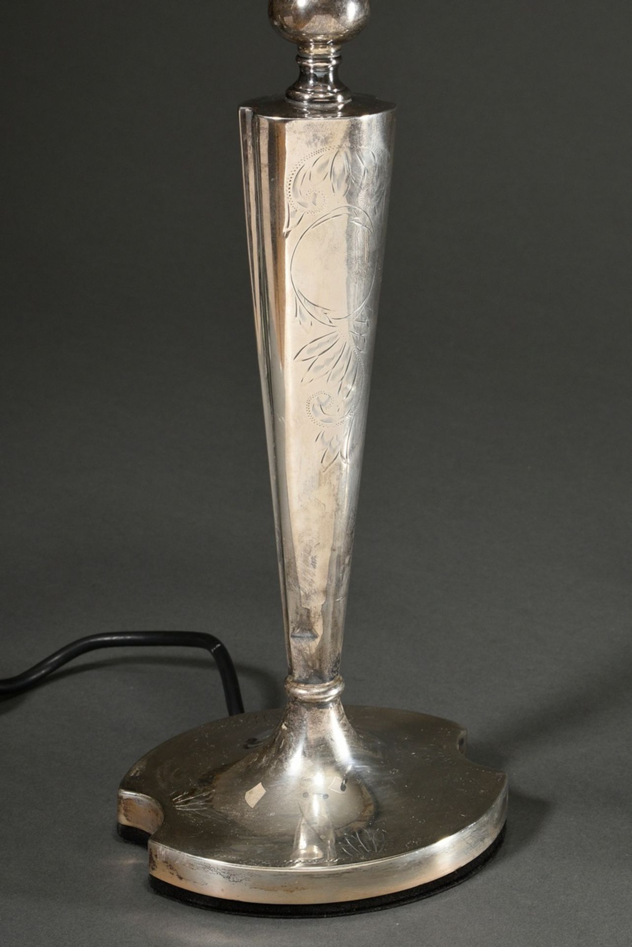 Paar versilberte englische Tischlampen mit floralem Gravurdekor, H. 55cm - Bild 7 aus 8