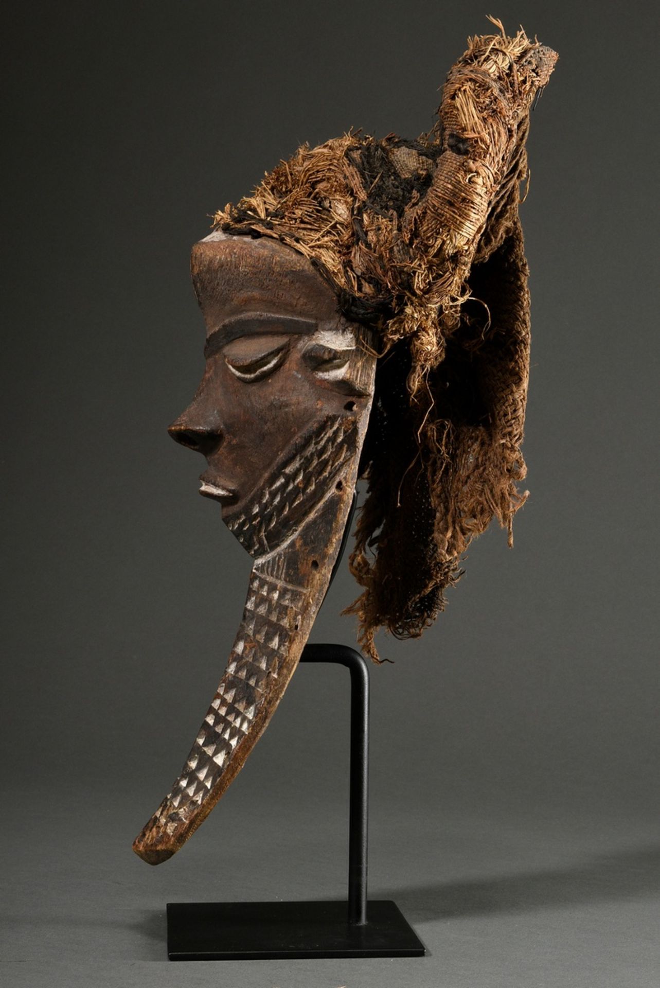 Kiwoyo Maske der Pende, Zentral Afrika/ Kongo (DRC), frühes 20.Jh., Holz mit Pigmentspuren und Pfla - Bild 13 aus 19