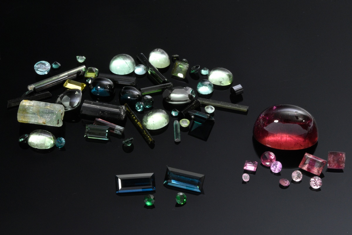 Mixed lot of various unmounted tourmalines in natural form, cabochon and facet cut: Chrome tourmali