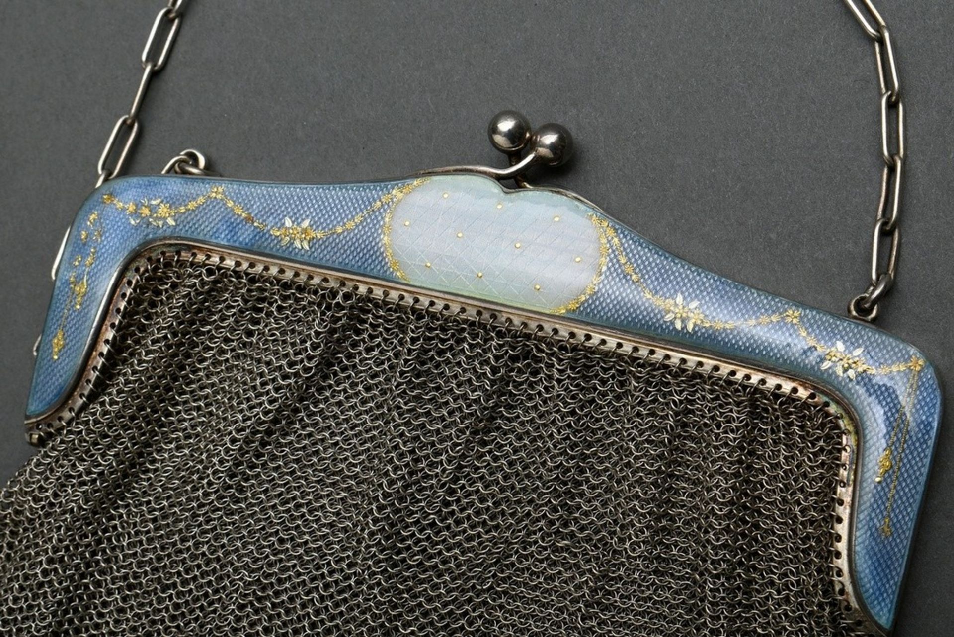 Abendtasche mit geflochtenem Silberdraht und hellblauem Guilloché Emaille Bügel mit Goldgirlanden,  - Bild 2 aus 5