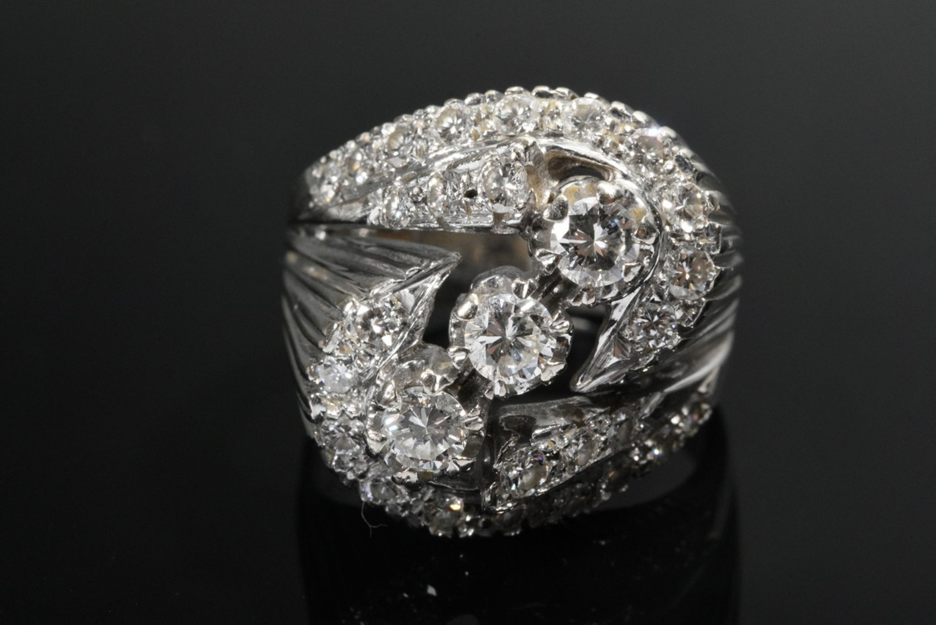 Wide white gold 585 trilogy ring with diamonds (total approx. 1.30ct/VSI-SI/W) in a twisted ring ba - Image 4 of 4