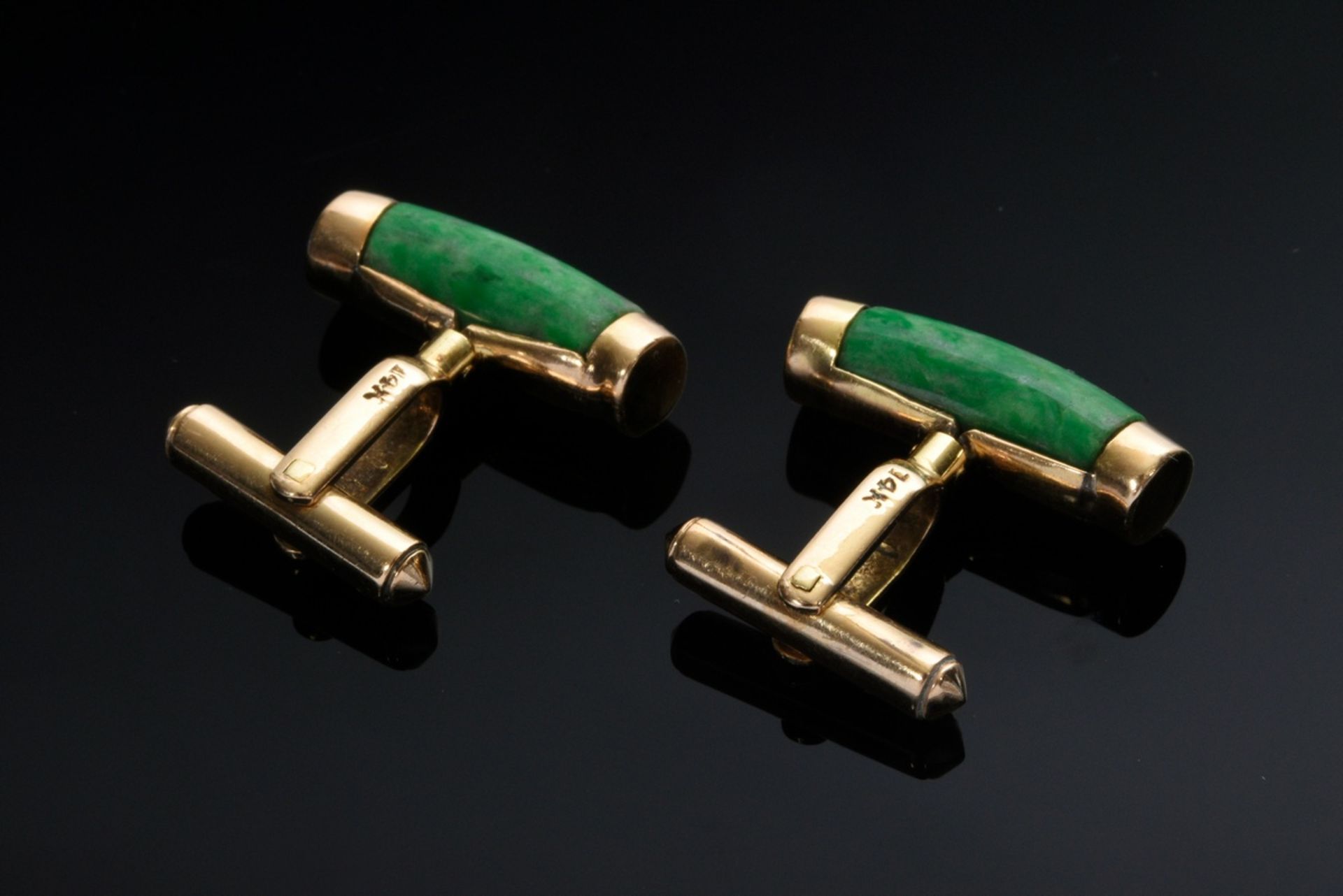Pair of yellow gold 585 cufflinks with green jade toggle, 9.2g, bar length 2.2cm - Image 2 of 2