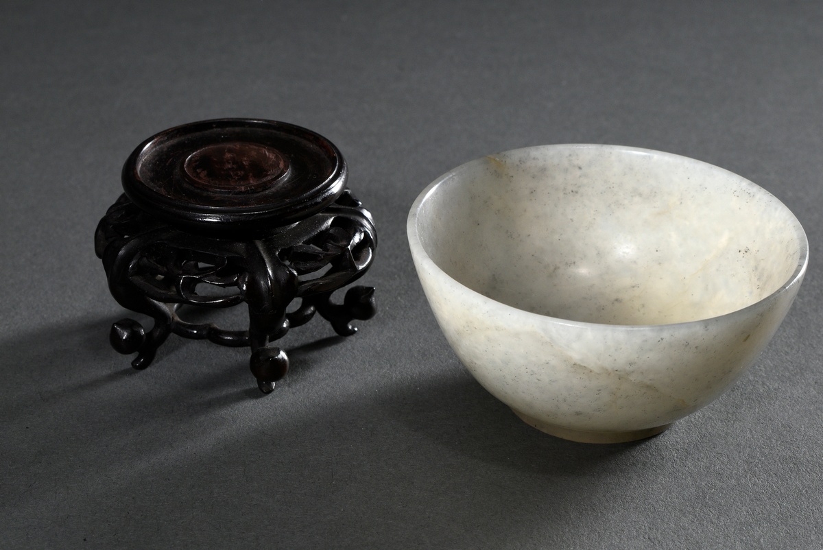 Light-coloured cloud jade bowl on a finely carved rosewood stand, Qing Dynasty, China, h. 3.3/6.6 Ø - Image 2 of 3