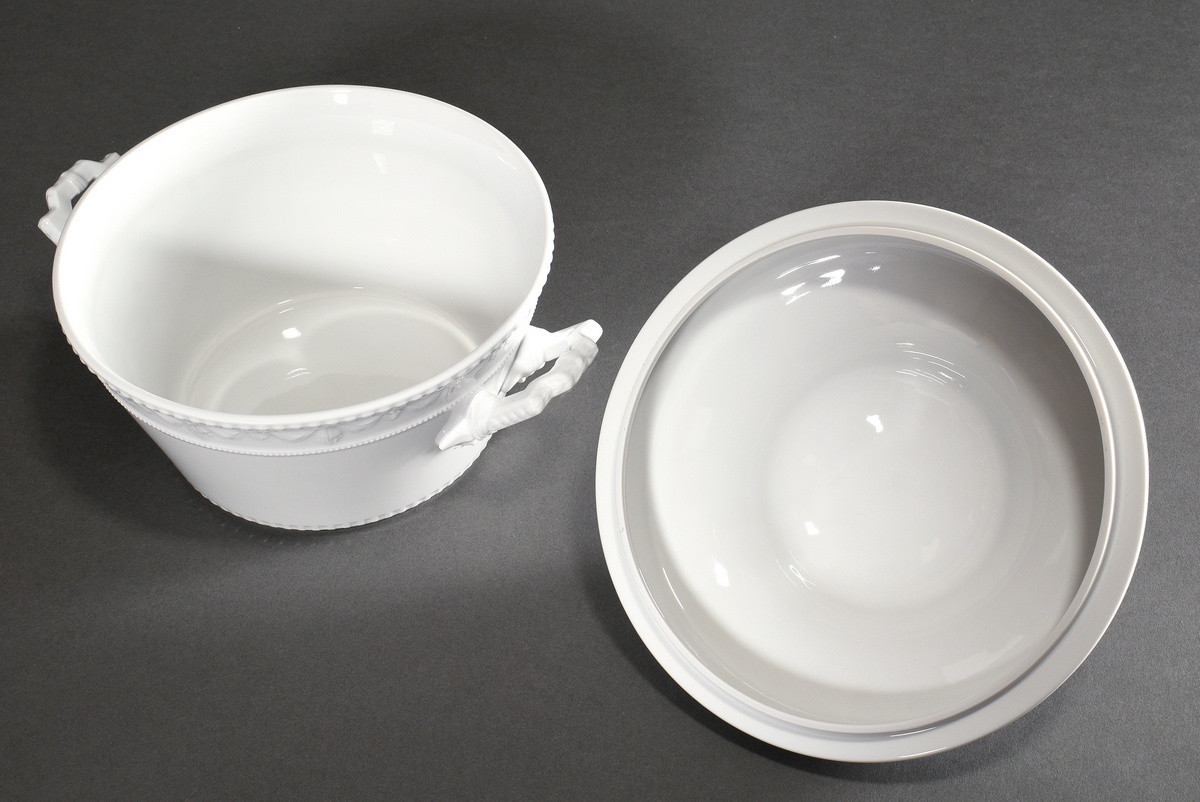 3 Various pieces KPM "Kurland white" with relief border: lidded tureen (h. 25cm, Ø 22.5cm), oval pl - Image 4 of 5